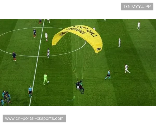 博格巴场边为队友法蒂进球欢呼，更衣室影响力持续